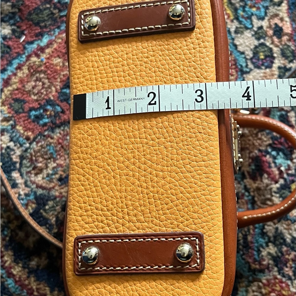 Small Dooney & Bourke Canteloupe Pebbled Leather Dome Zip Zip with Brown Trim - Picture 8 of 9